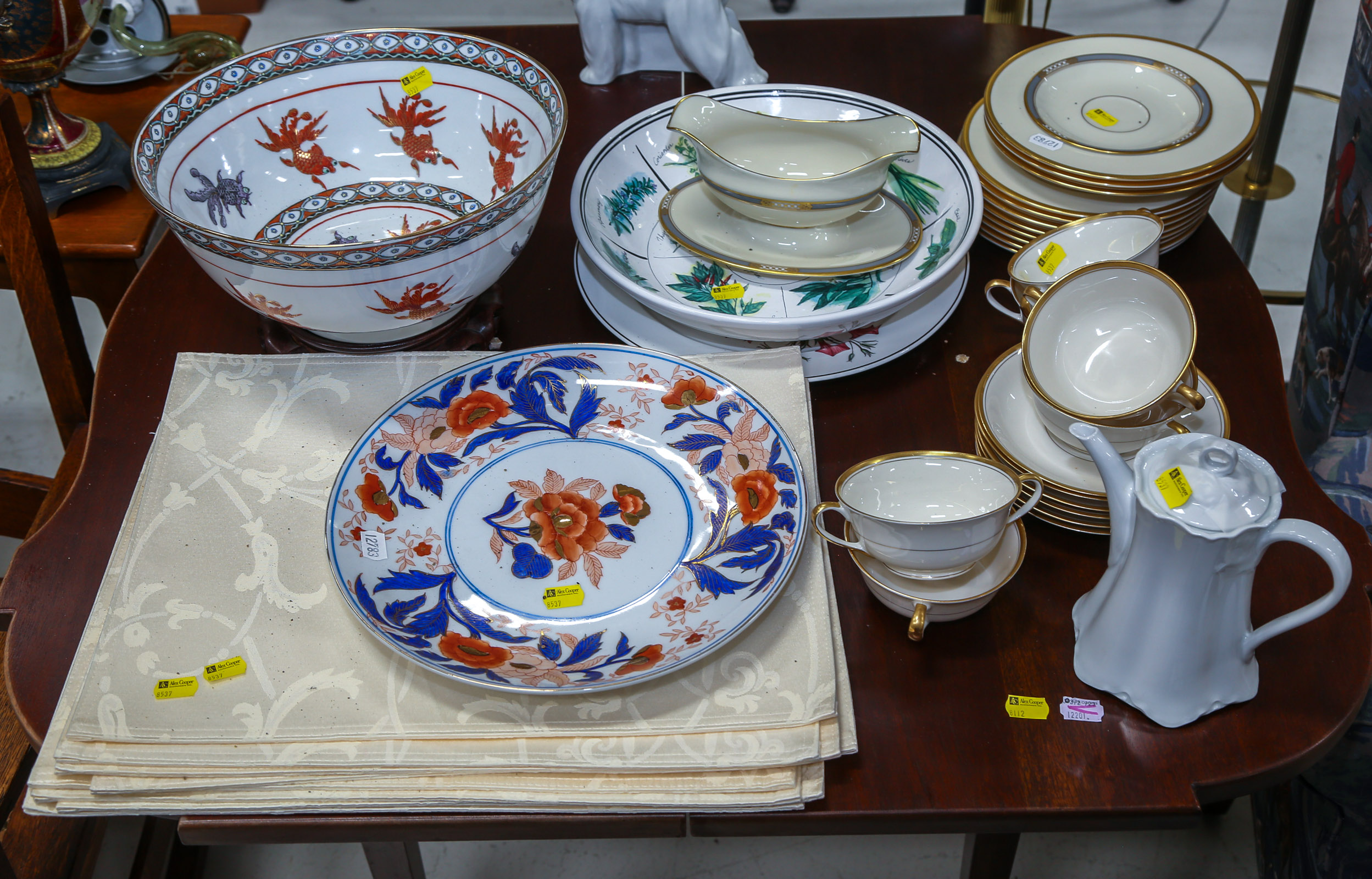 A GROUP OF TABLEWARE EIGHT PLACE 3cb38f