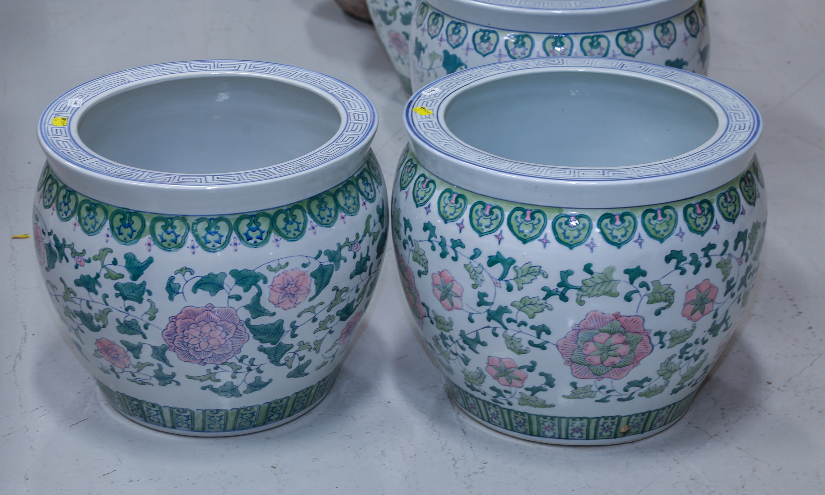 A PAIR OF CHINESE FAMILLE ROSE 3cb413