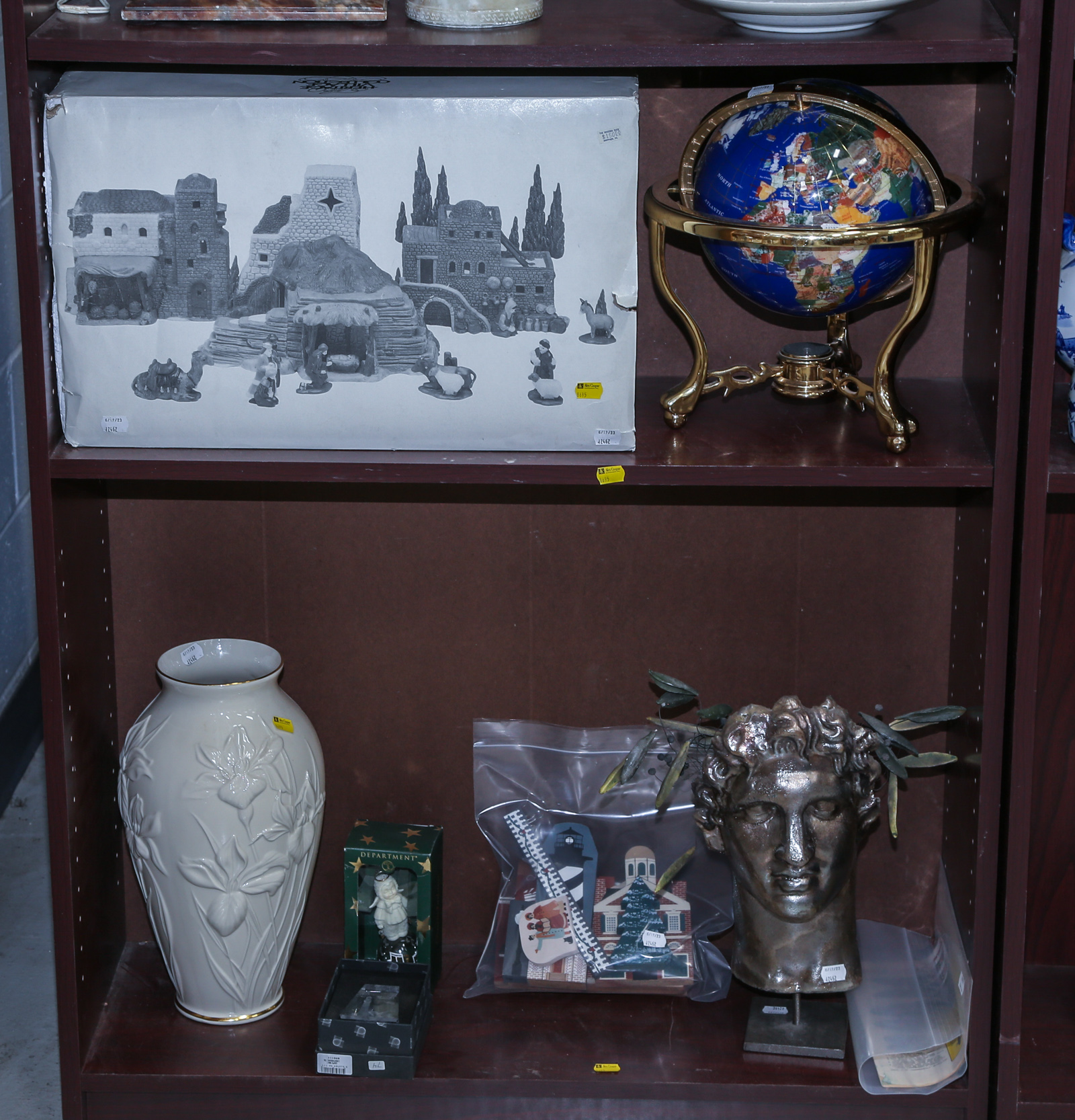 SELECTION OF DECORATIONS & COLLECTIBLES