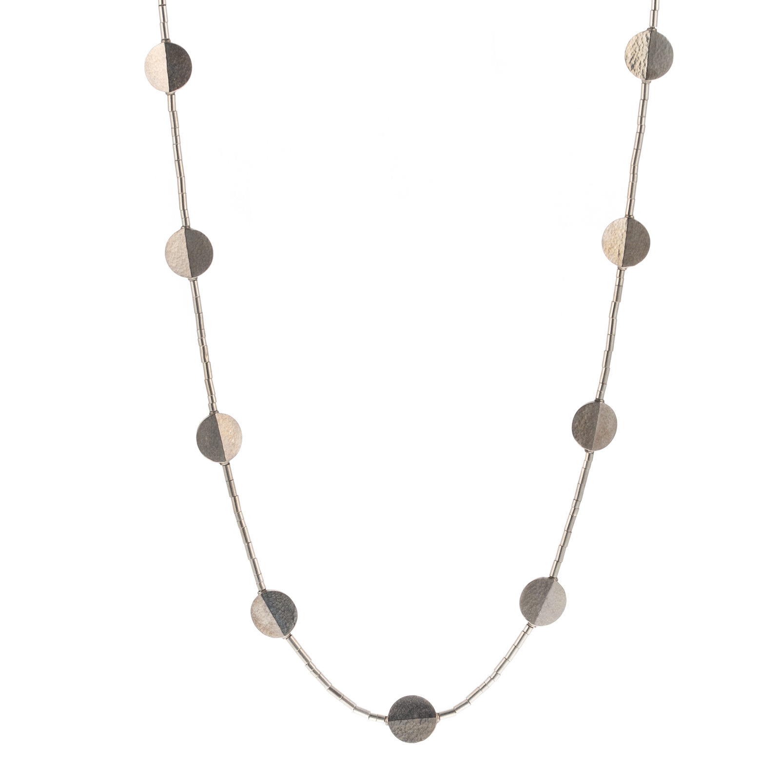 A STERLING HAMMERED STATION NECKLACE 3cb4d3