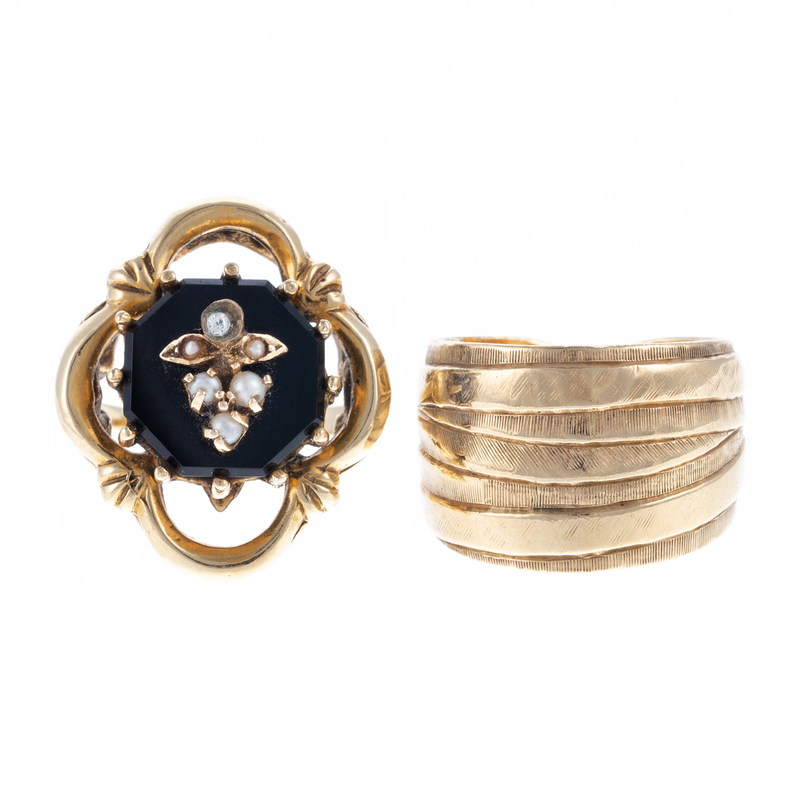 A VINTAGE ONYX RING & WIDE GOLD