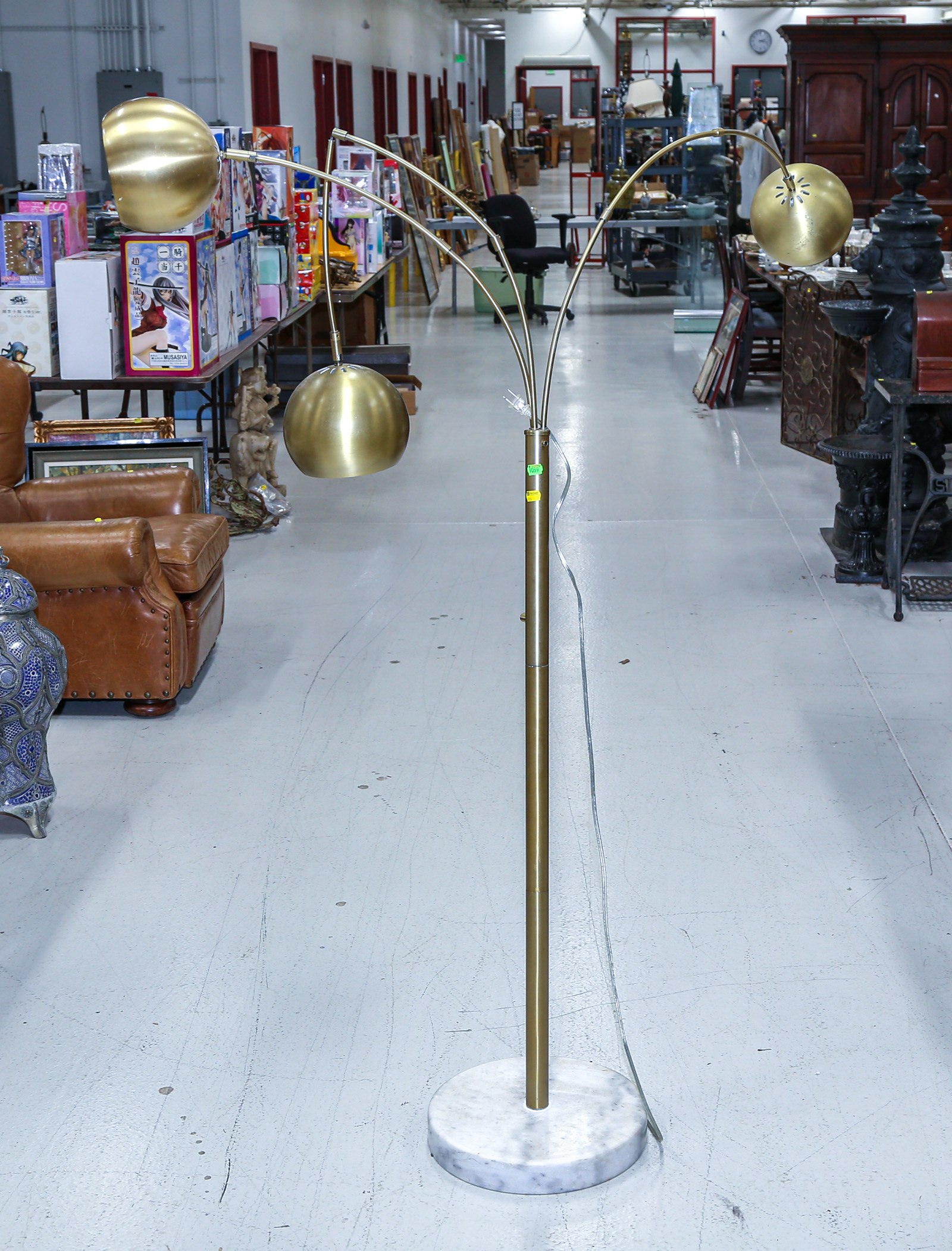 A CONTEMPORARY BRASS FLOOR LAMP