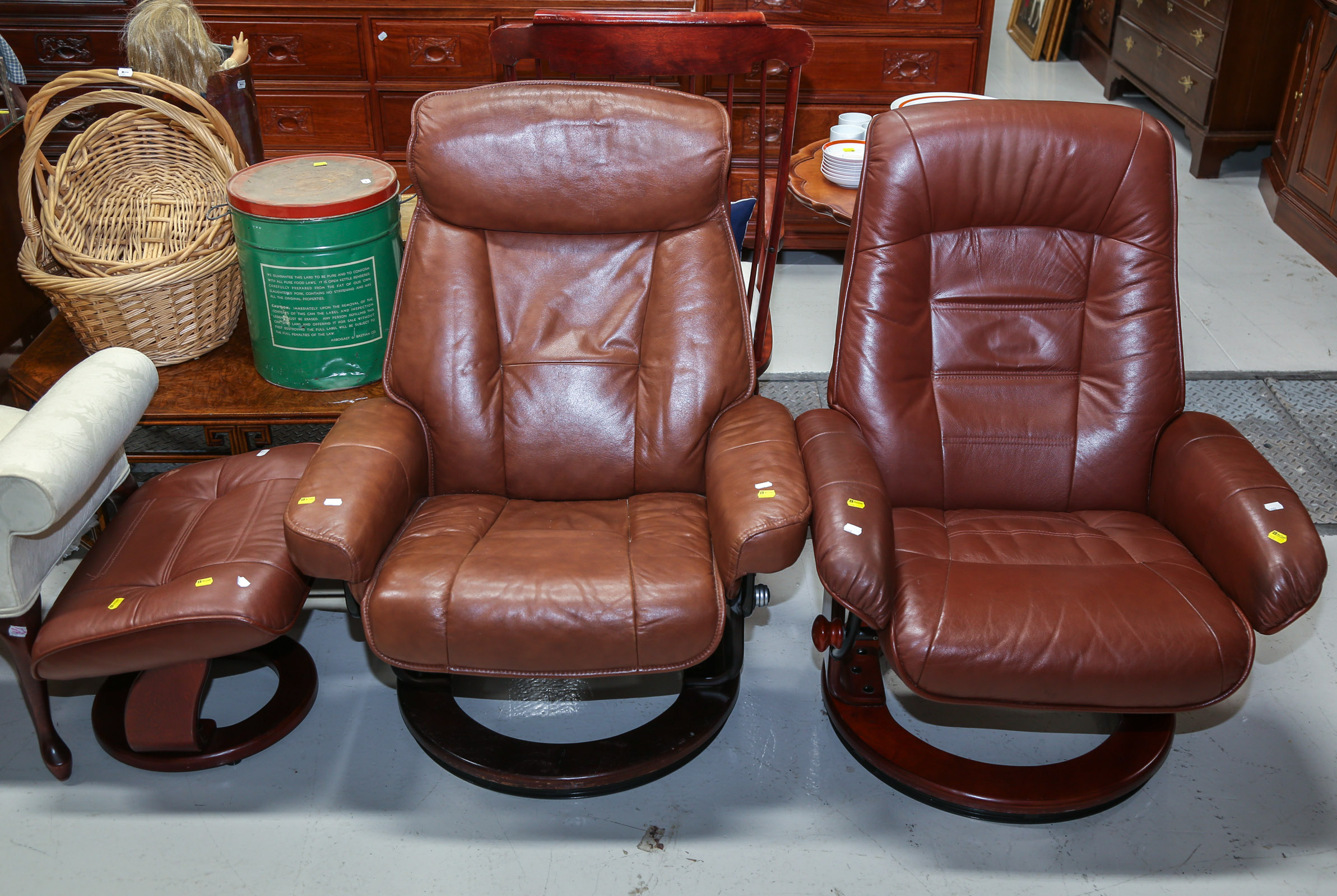 TWO BENCHMASTER LEATHER LOUNGE