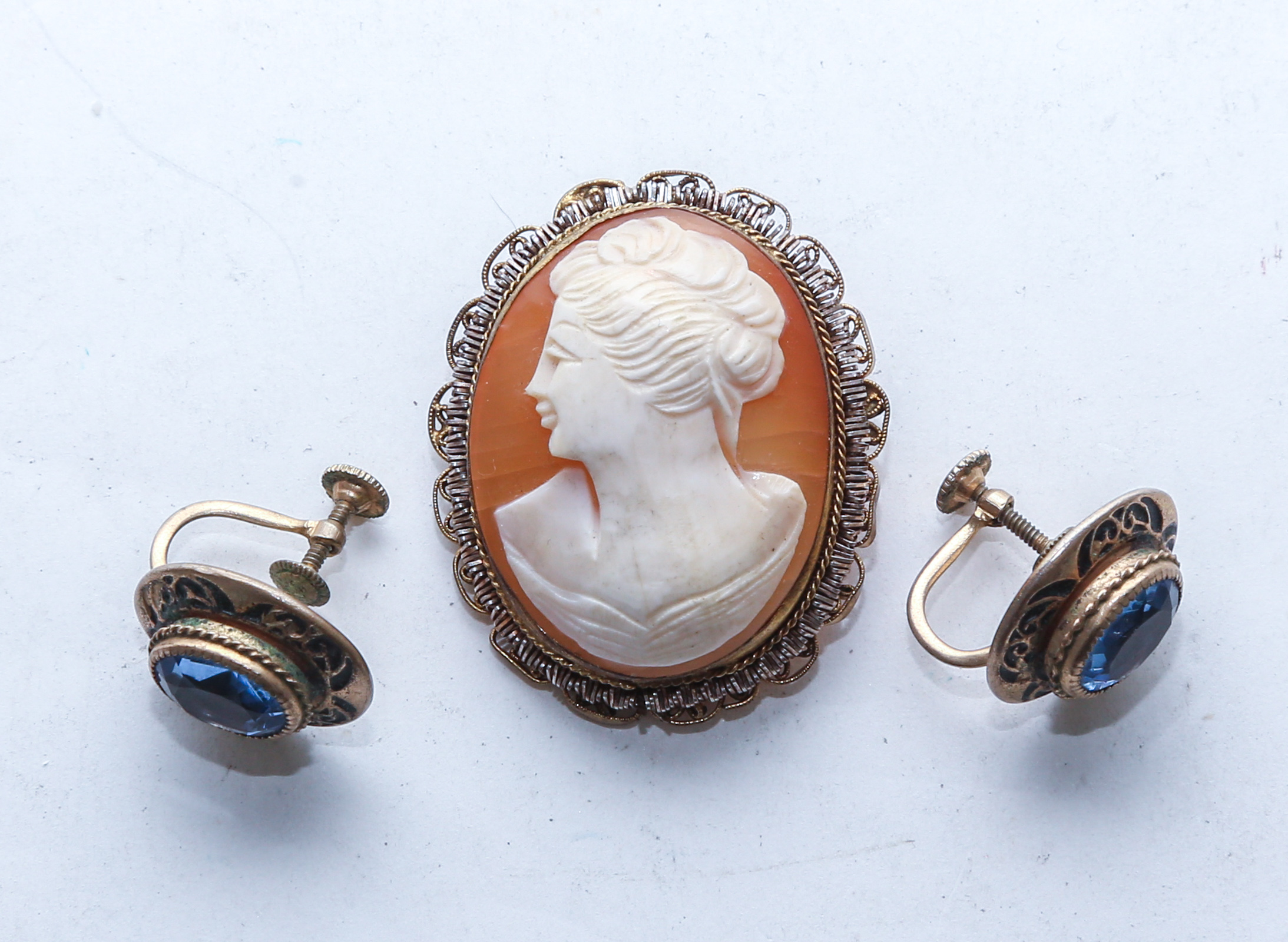 GOLD TONE CAMEO BROOCH GEMSTONE 3cb7db