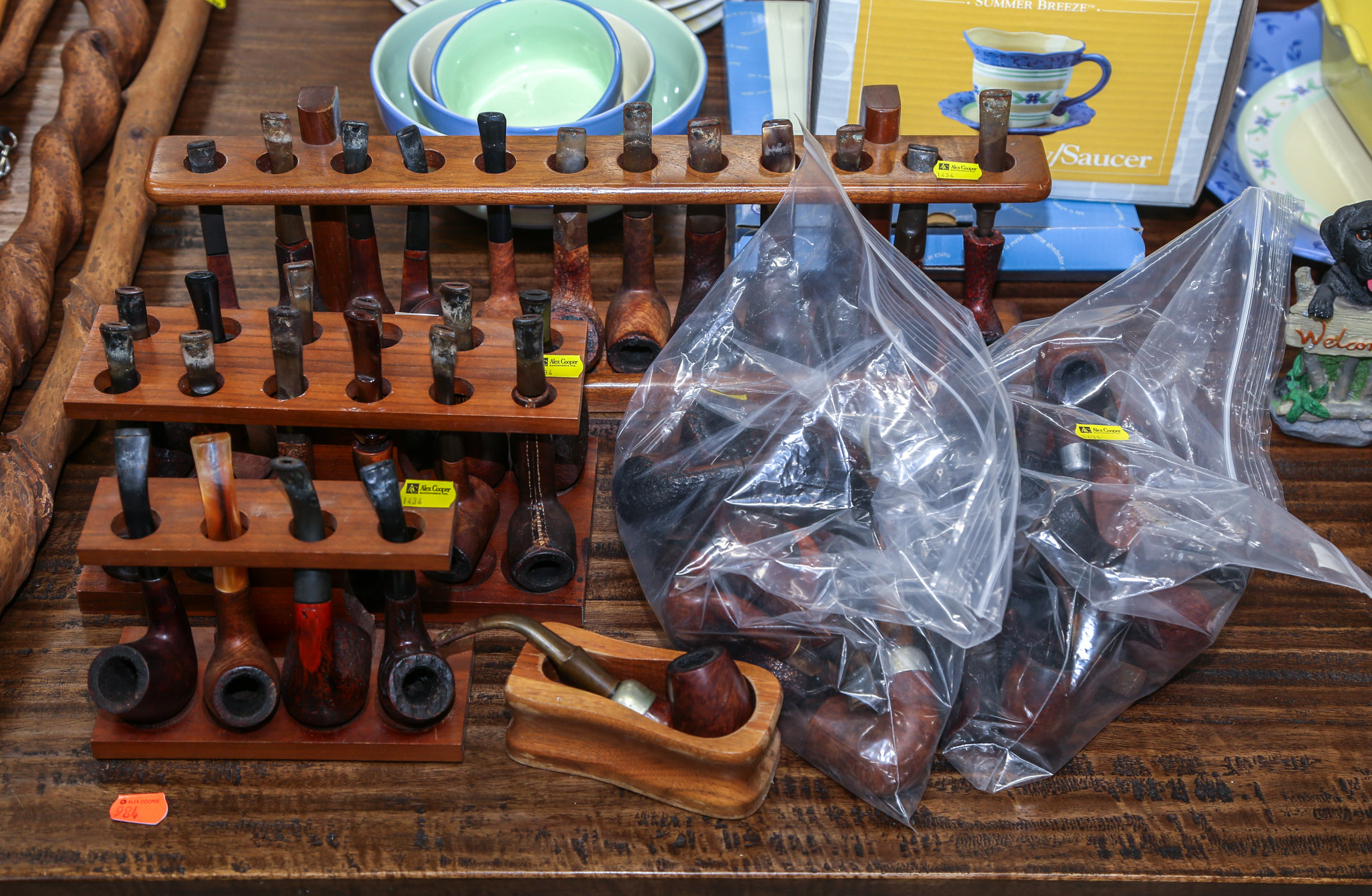 LARGE COLLECTION OF VINTAGE PIPES