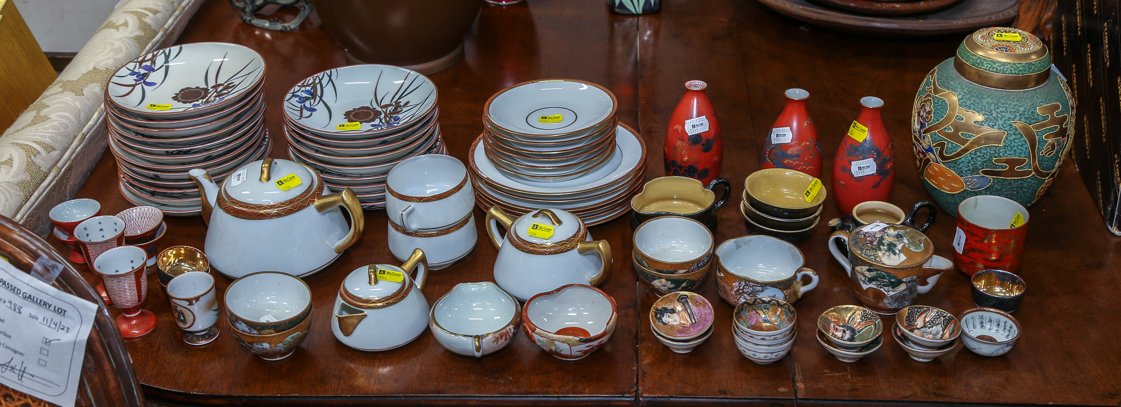 ASSORTMENT OF JAPANESE PORCELAIN WARE