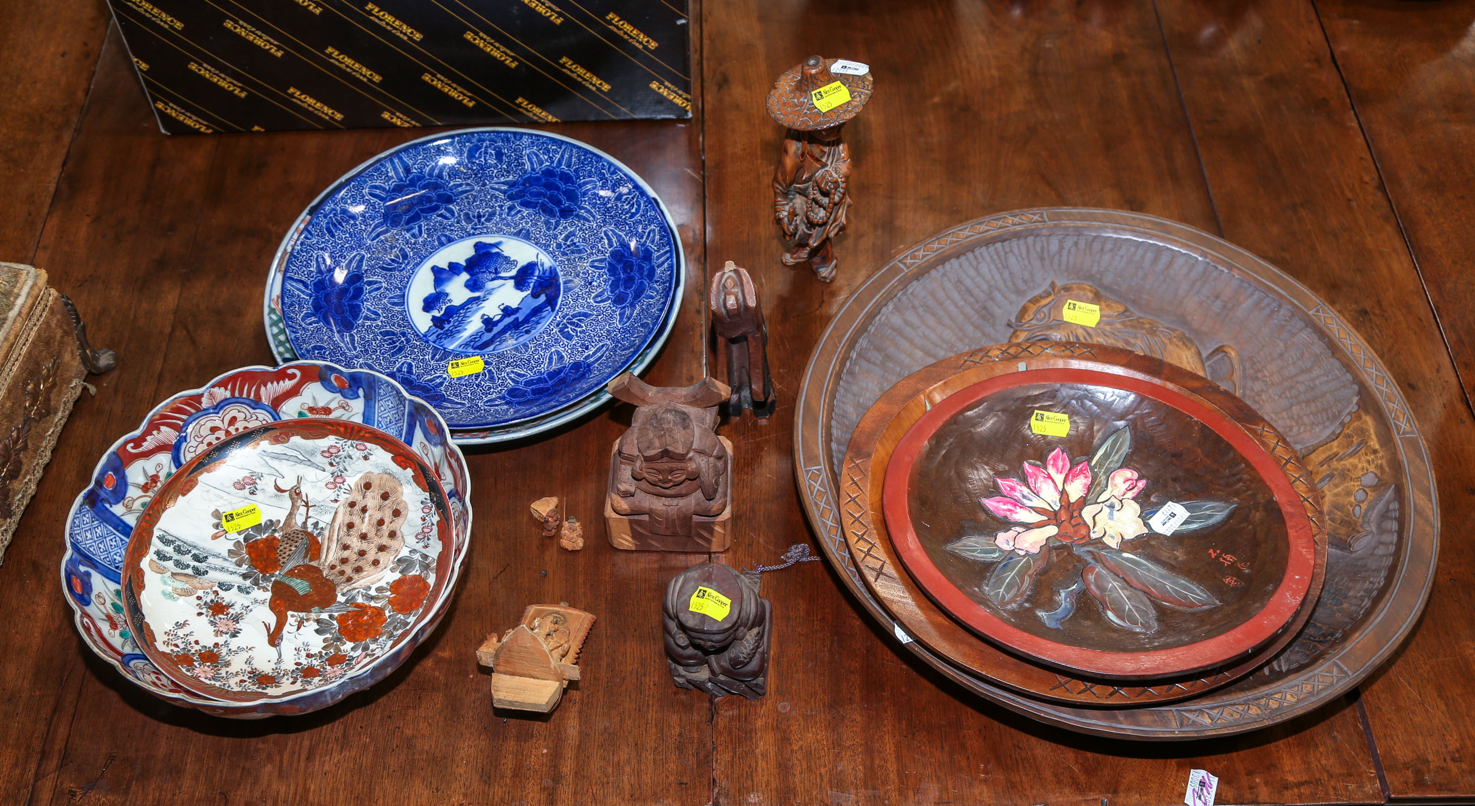 ASSORTMENT OF JAPANESE PORCELAIN