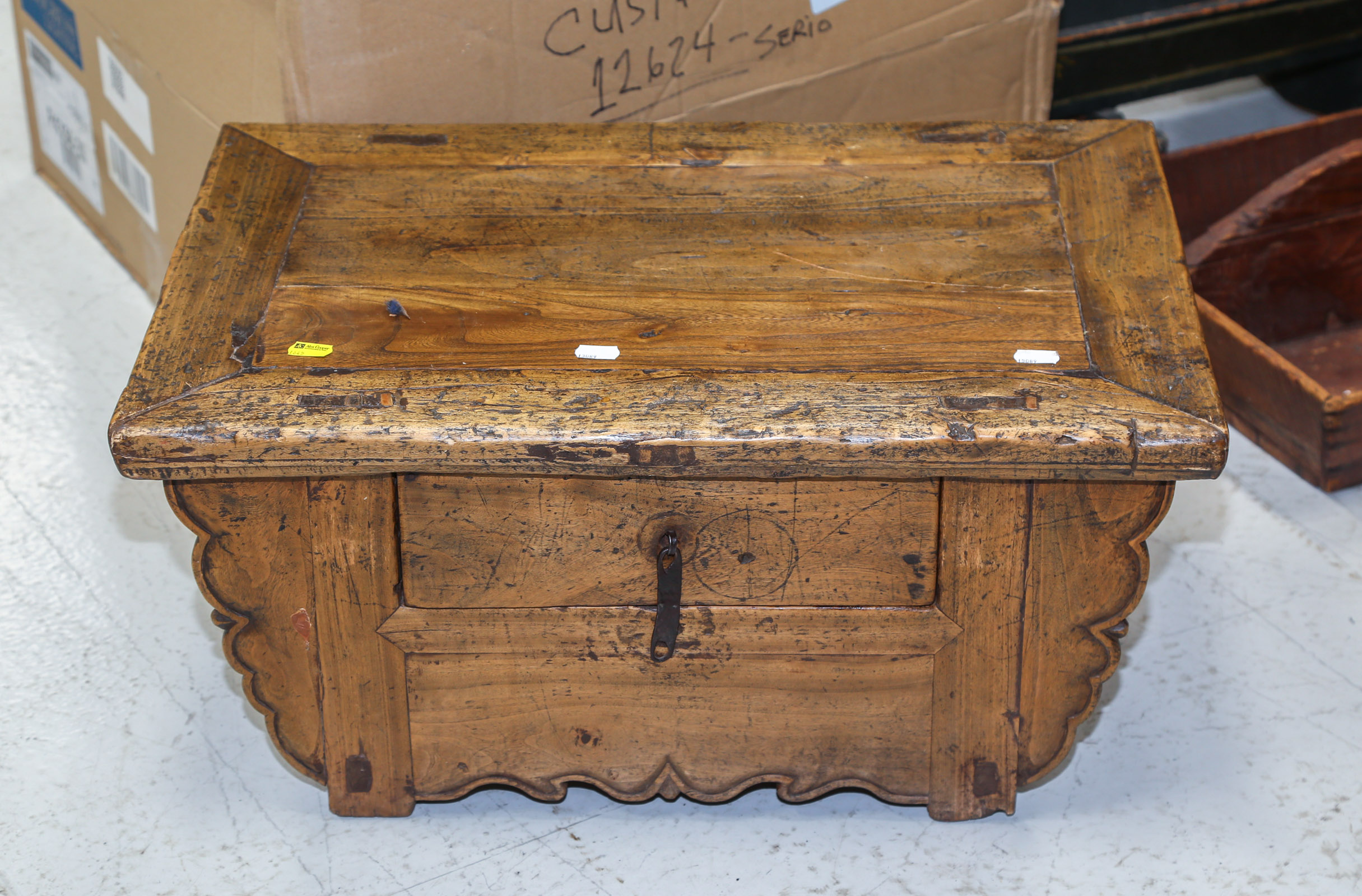 ANTIQUE CHINESE ELM LOW TABLE Early 3cb978