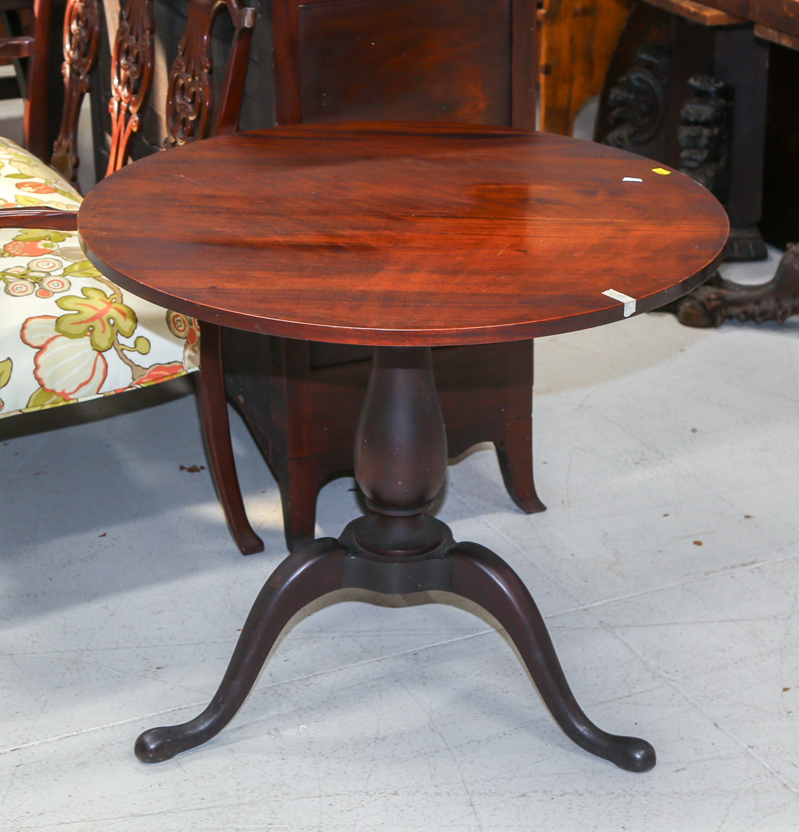 QUEEN ANNE STYLE MAHOGANY TILT TOP 3cb9ae