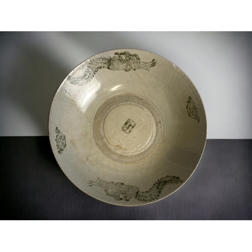 A large Chinese porcelain shallow 3c9454