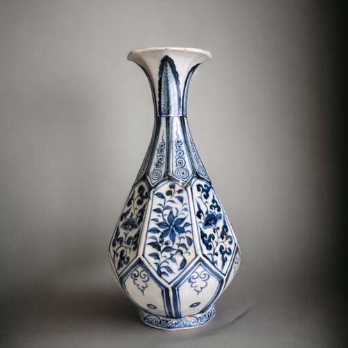A Yuan dynasty blue white vase Pear 3c946b