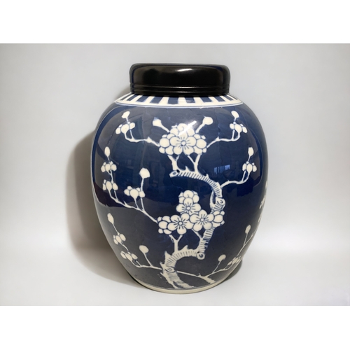 A LARGE CHINESE PORCELAIN JAR &