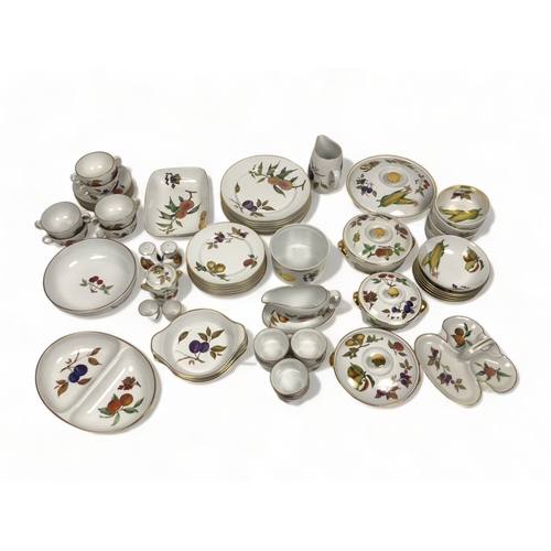 A LARGE COLLECTION OF ROYAL WORCESTER