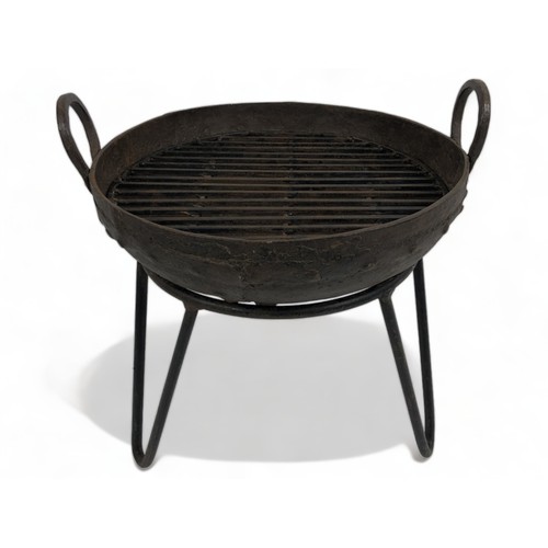 A Large Kadai Fire Pit with grill 3c9541