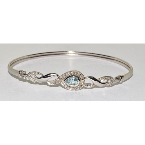 9ct white gold Aquamarine bangle 3c95a5