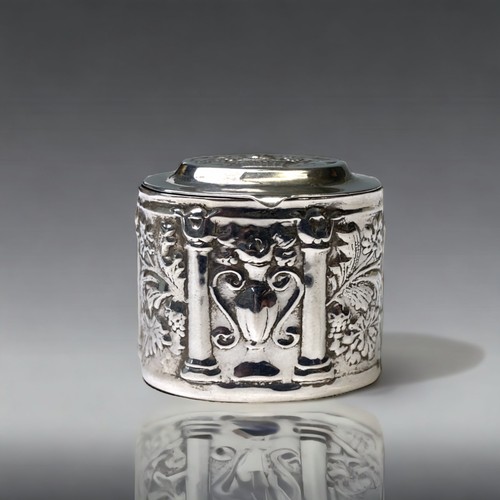 925 silver snuff box in an oval