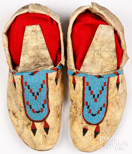 PAIR OF BLACKFOOT INDIAN BEADED 3c9ae3