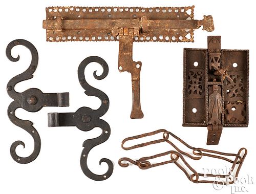 PAIR OF WROUGHT IRON RAMSHORN HINGES  3ca0ef