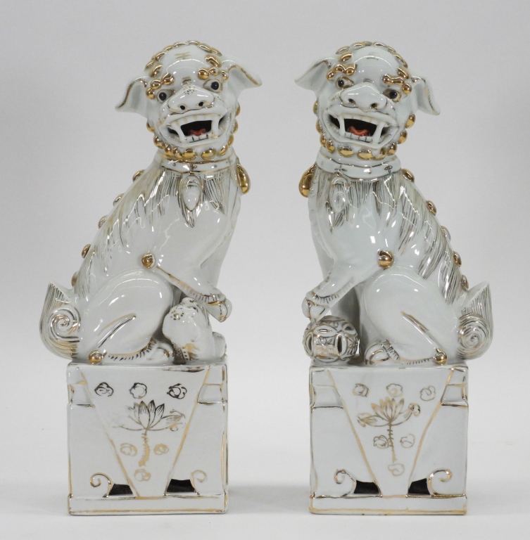 PR CHINESE OPPOSING PORCELAIN FOO DOGS