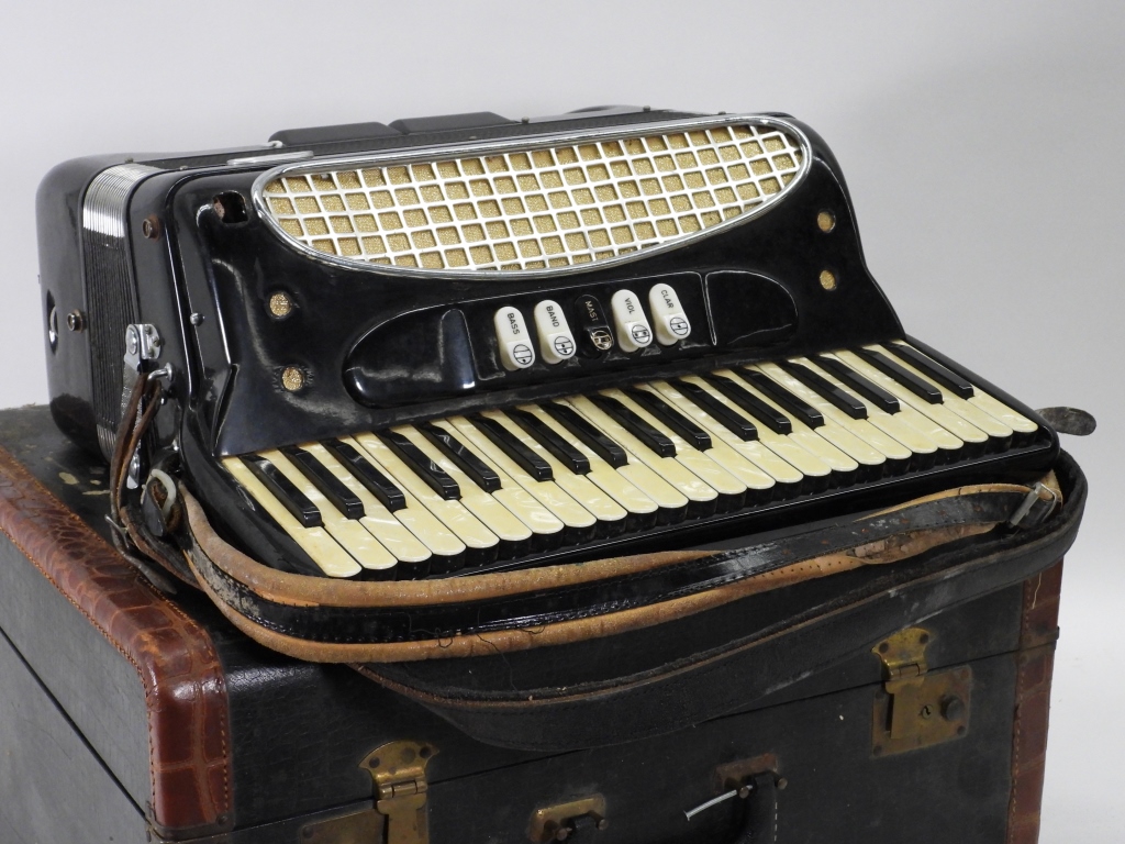 GIULIETTI ITALIAN ACCORDION W/