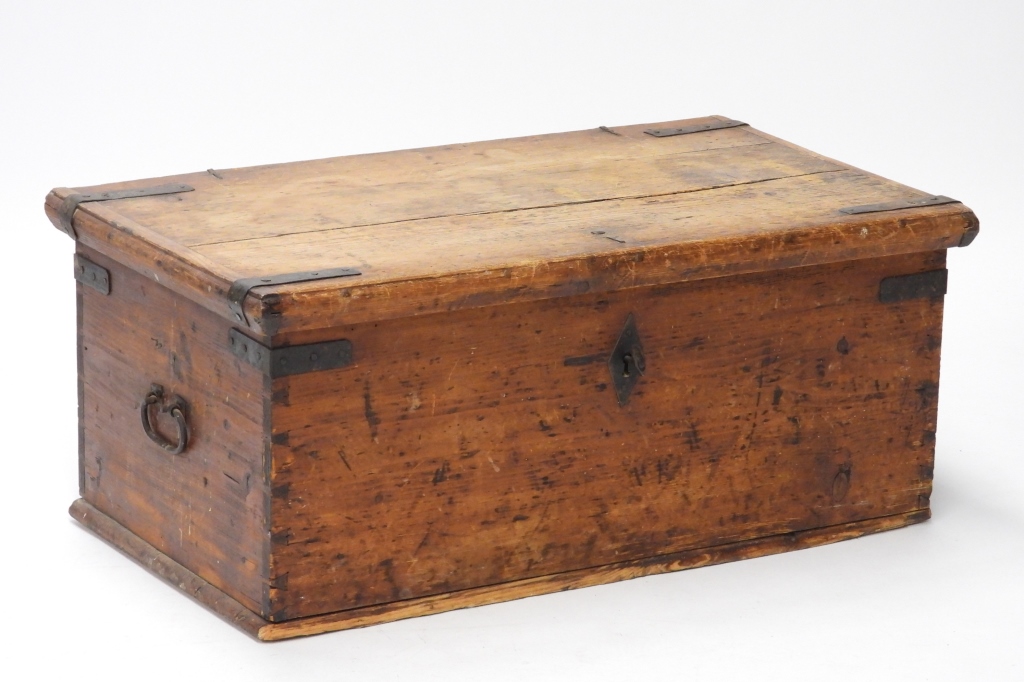 EARLY AMERICAN PINE BLANKET BOX 3ccd2d