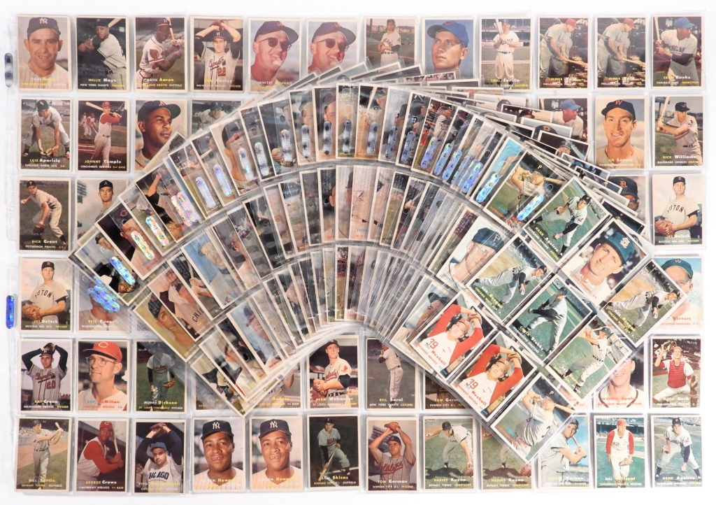 300 1957 TOPPS BASEBALL CARD COLLECTION 3ccef9