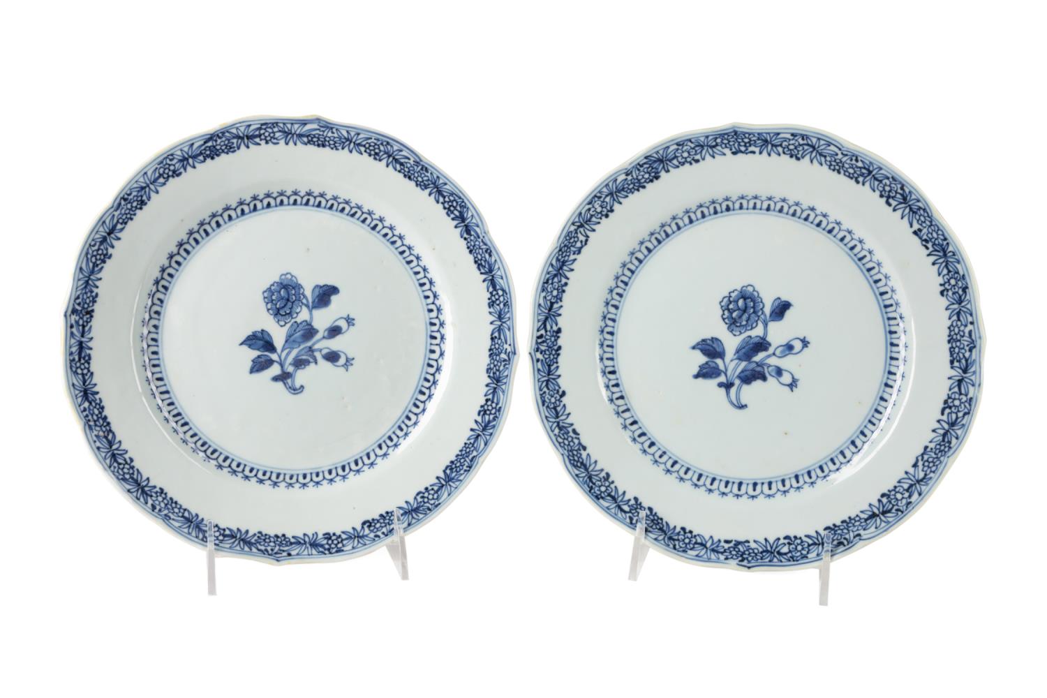 PAIR CHINESE BLUE AND WHITE FLORAL 3cd3a9