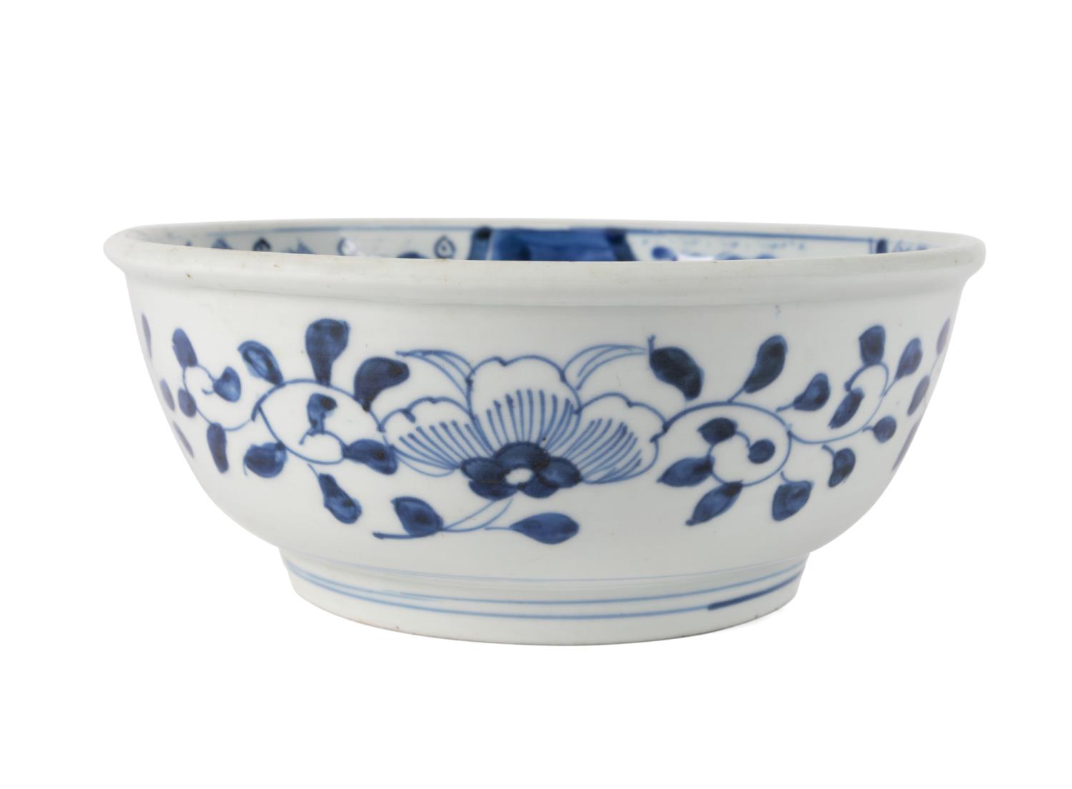 CHINESE BLUE WHITE FOOTED BOWL 3cd3fd