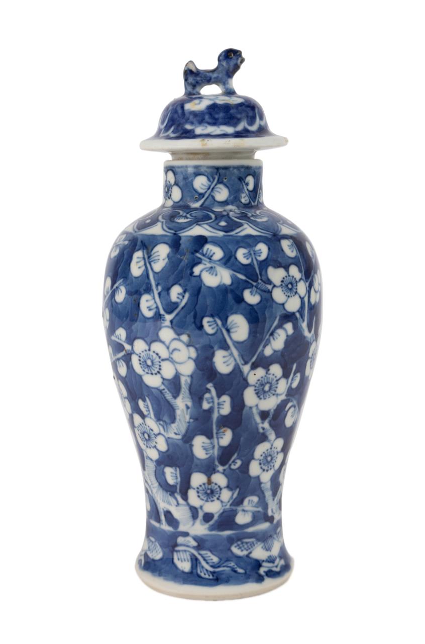 CHINESE BLUE WHITE LIDDED PRUNUS 3cd492