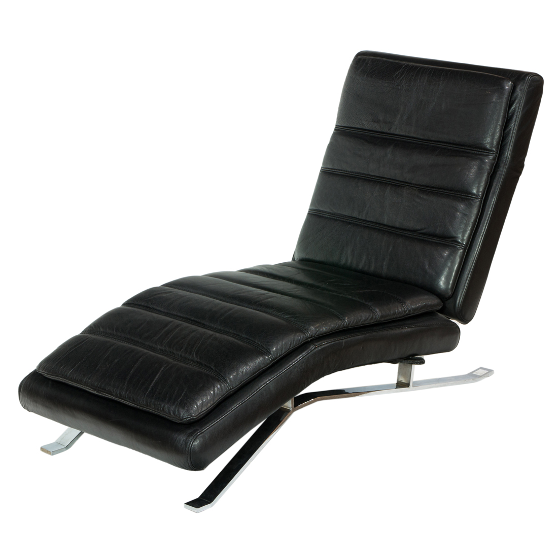 AN EAMES STYLE BLACK LOUNGE CHAIR