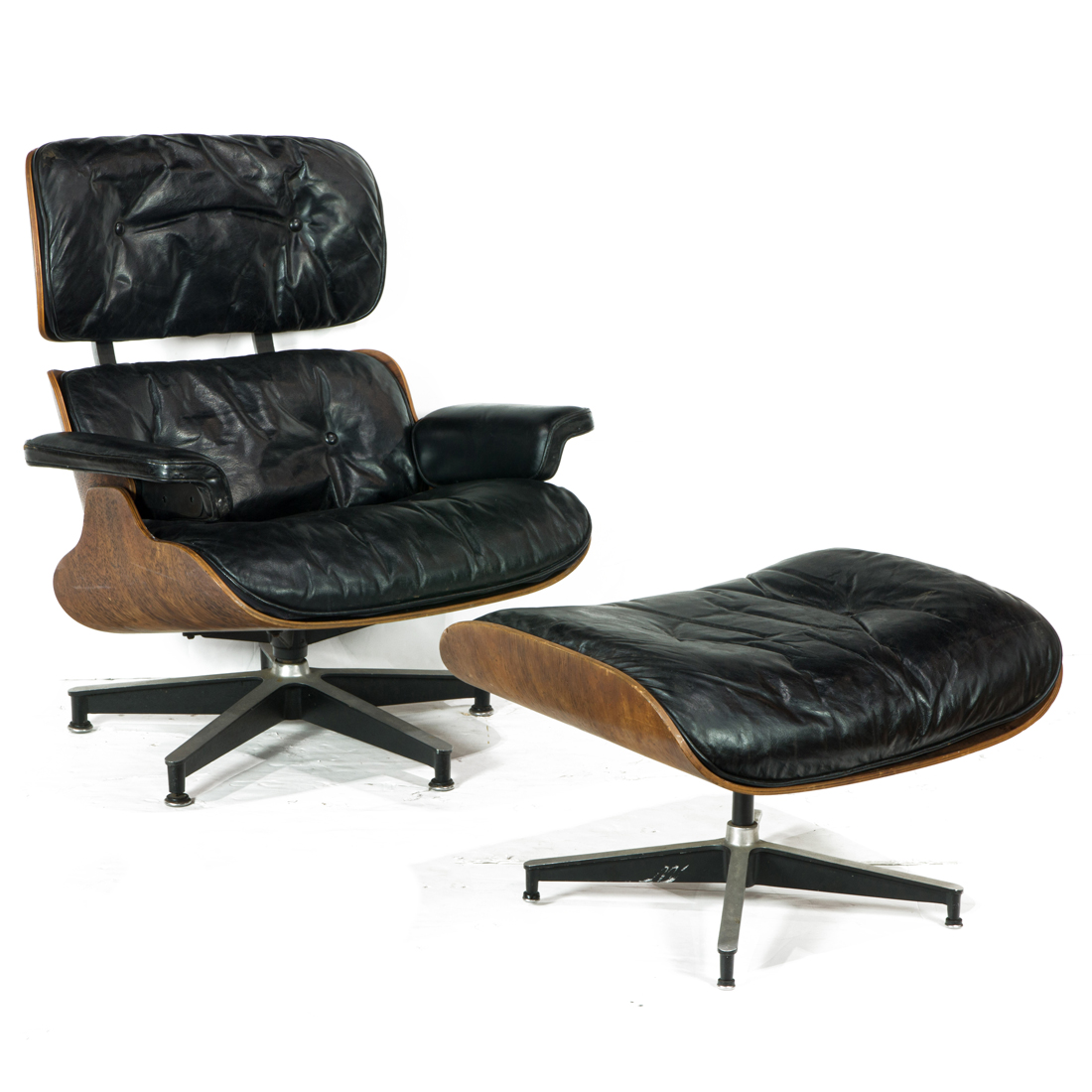 AN EAMES LOUNGE CHAIR AND OTTOMAN 3cdb02