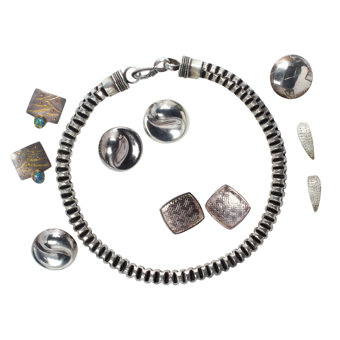 A GROUP OF SILVER JEWELRY A group 3cdb78