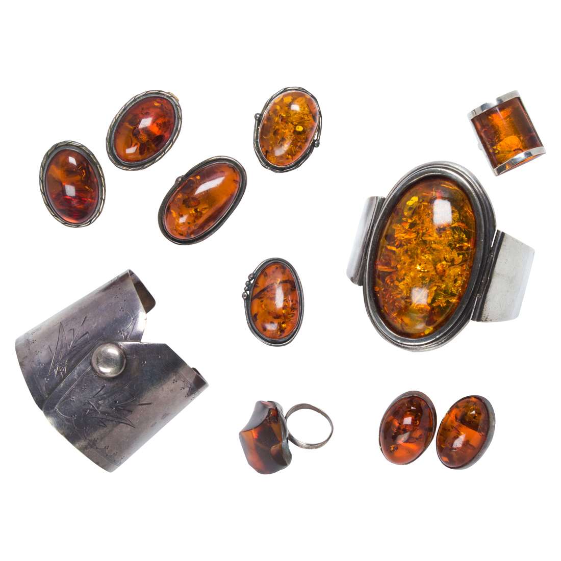 A GROUP OF AMBER AND SILVER JEWELRY 3cdbcc