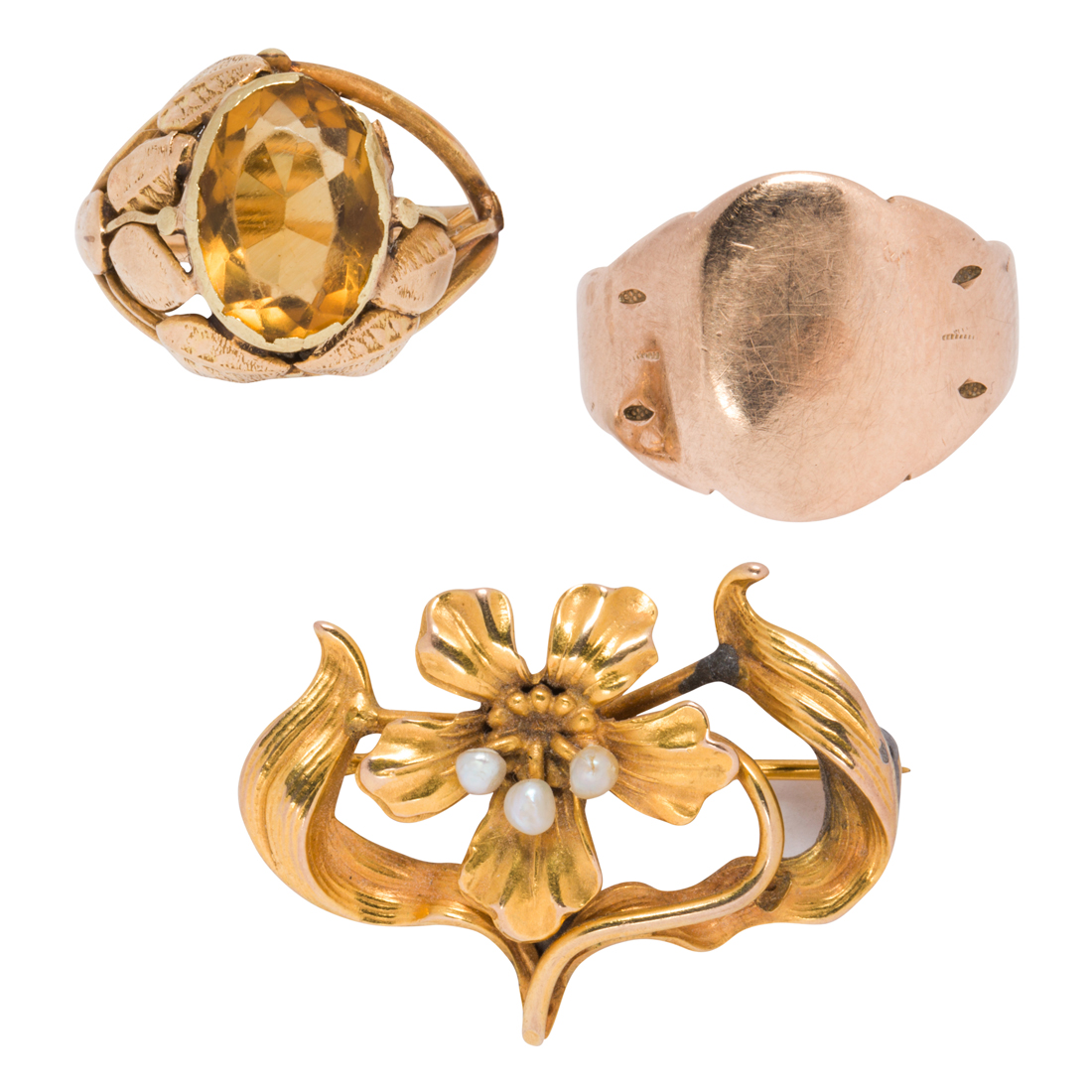 A GROUP OF GOLD RINGS AND BROOCH