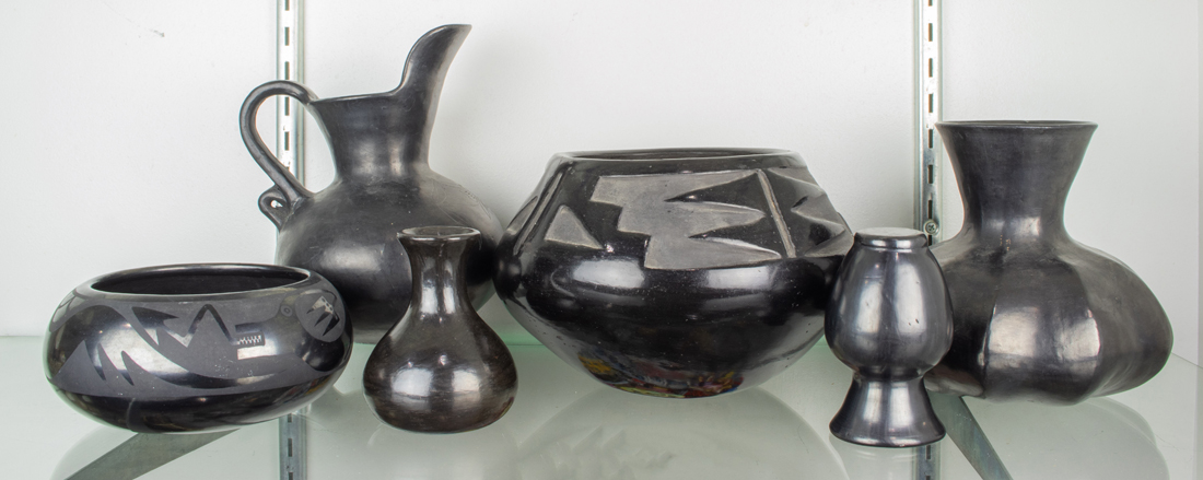 SIX BLACKWARE POTS, INCLUDING A SANTA