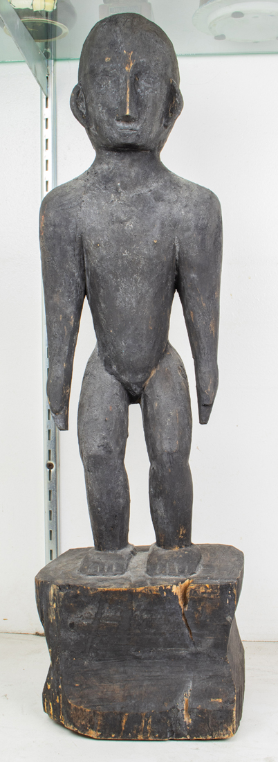 AN ETHNIC WOOD FIGURE OF A MAN.