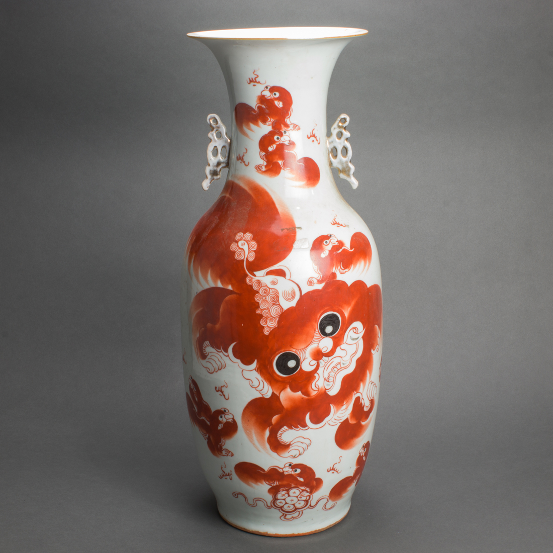 CHINESE CORAL RED LIONS VASE 3cdccd