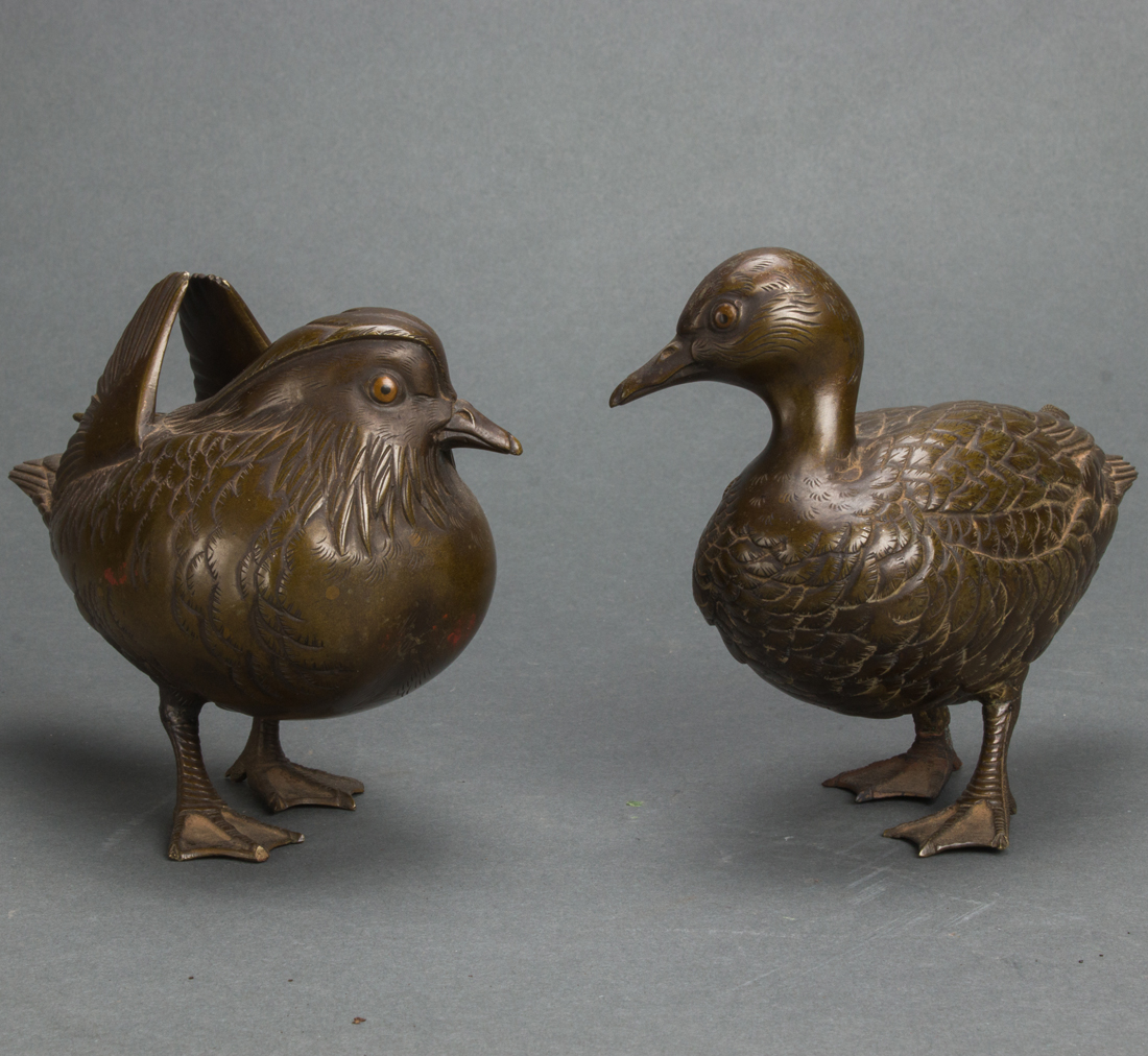 PAIR OF JAPANESE BRONZE MANDARIN 3cdced