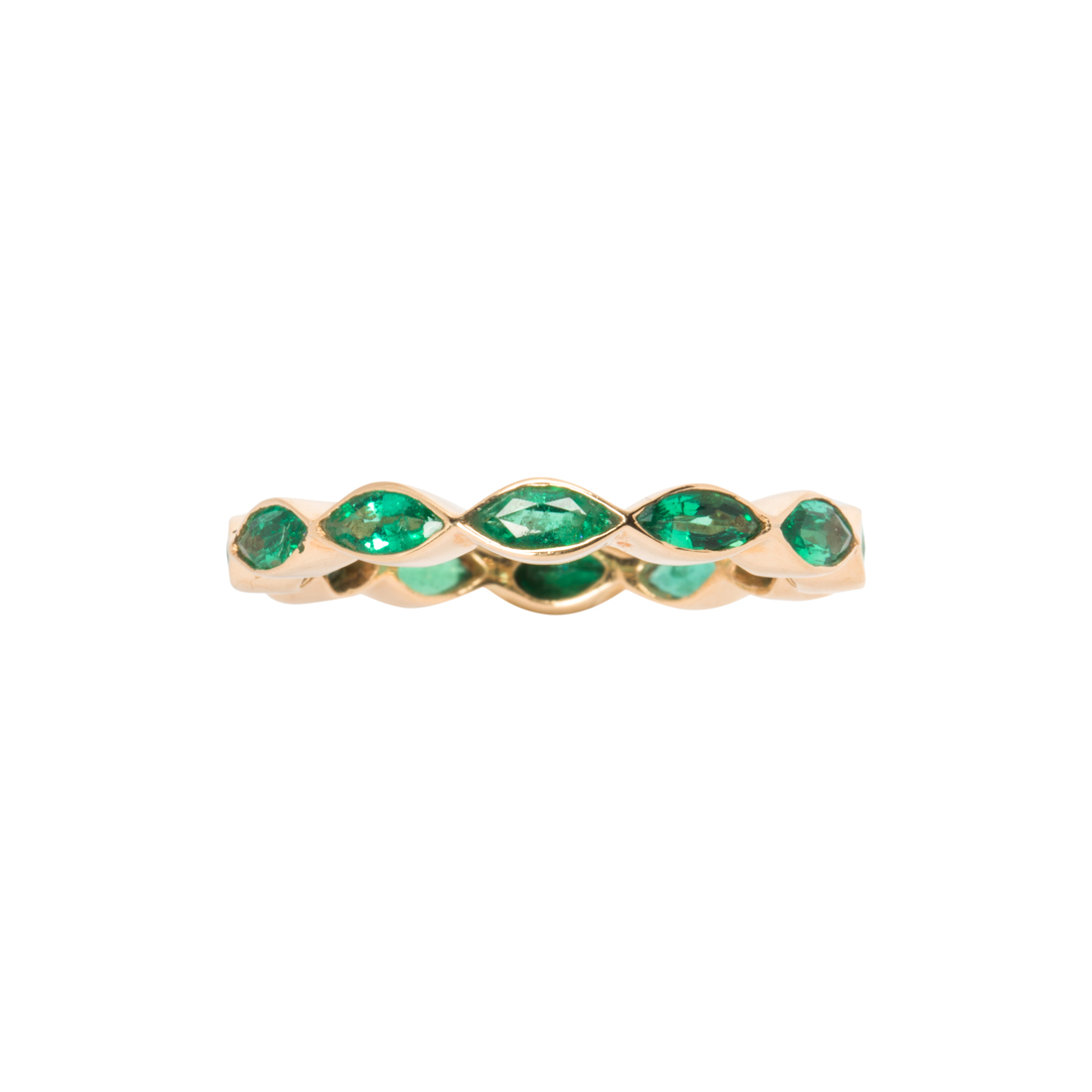 AN EMERALD AND 18K GOLD BAND An