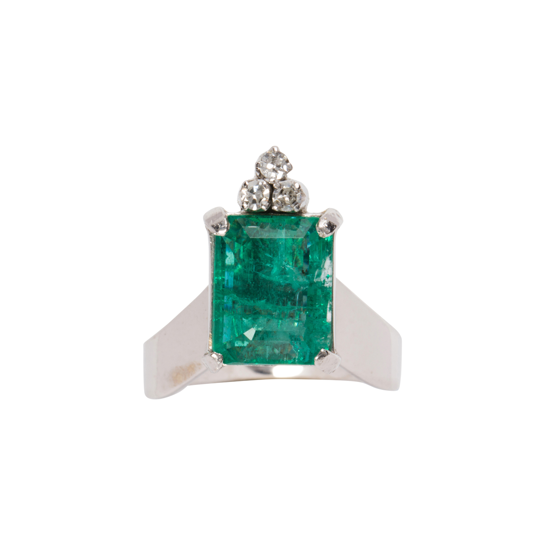 AN EMERALD, DIAMOND AND 14K WHITE