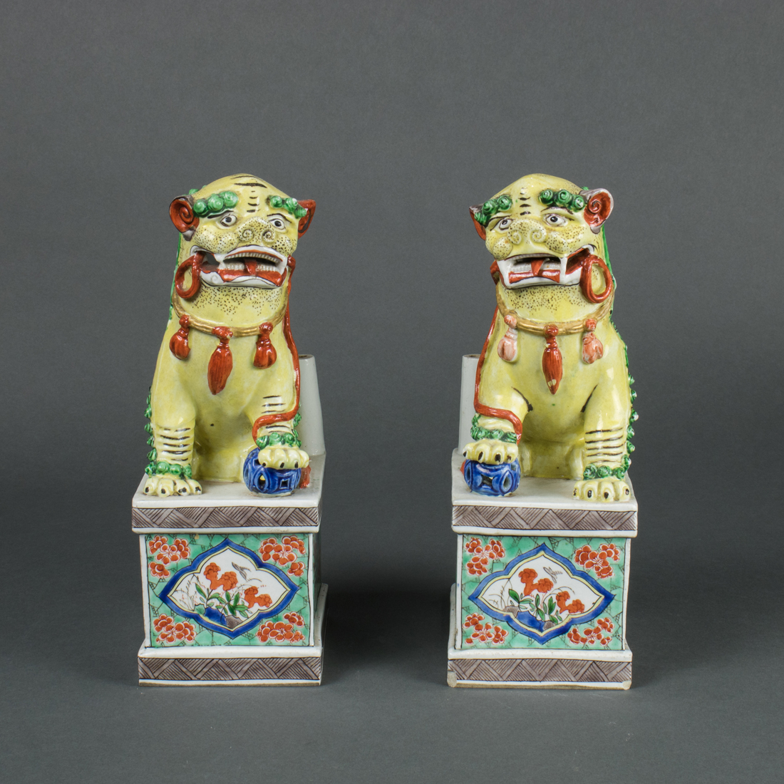 PAIR OF FAMILLE VERTE FIGURAL FU