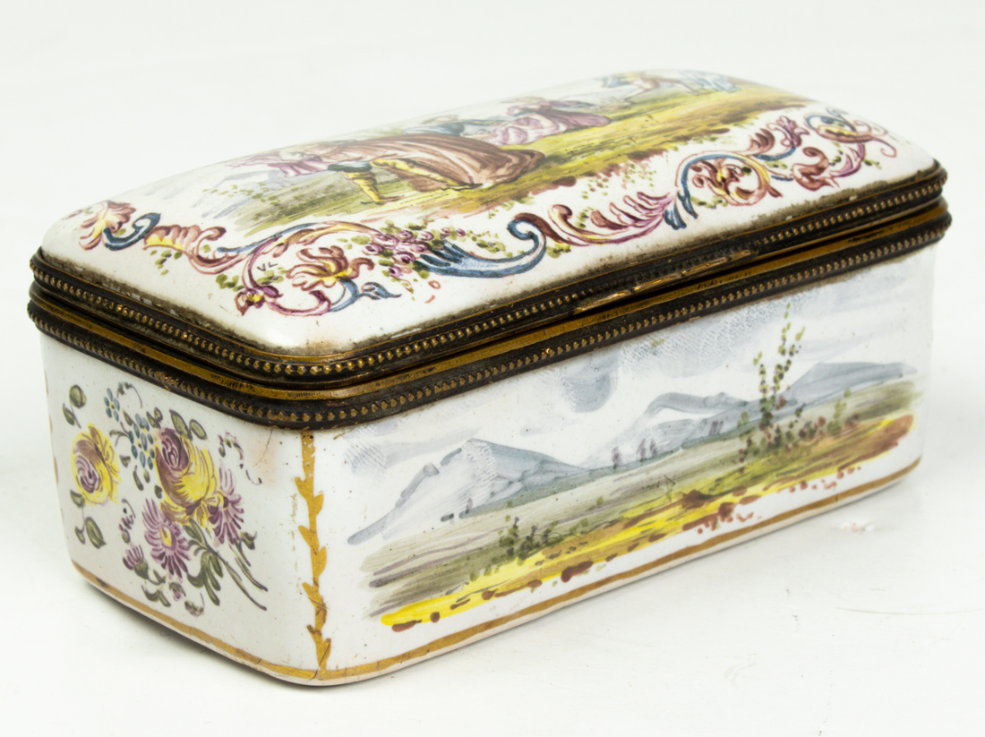 A FRENCH FAIENCE DRESSER BOX PAINTED 3cdf75