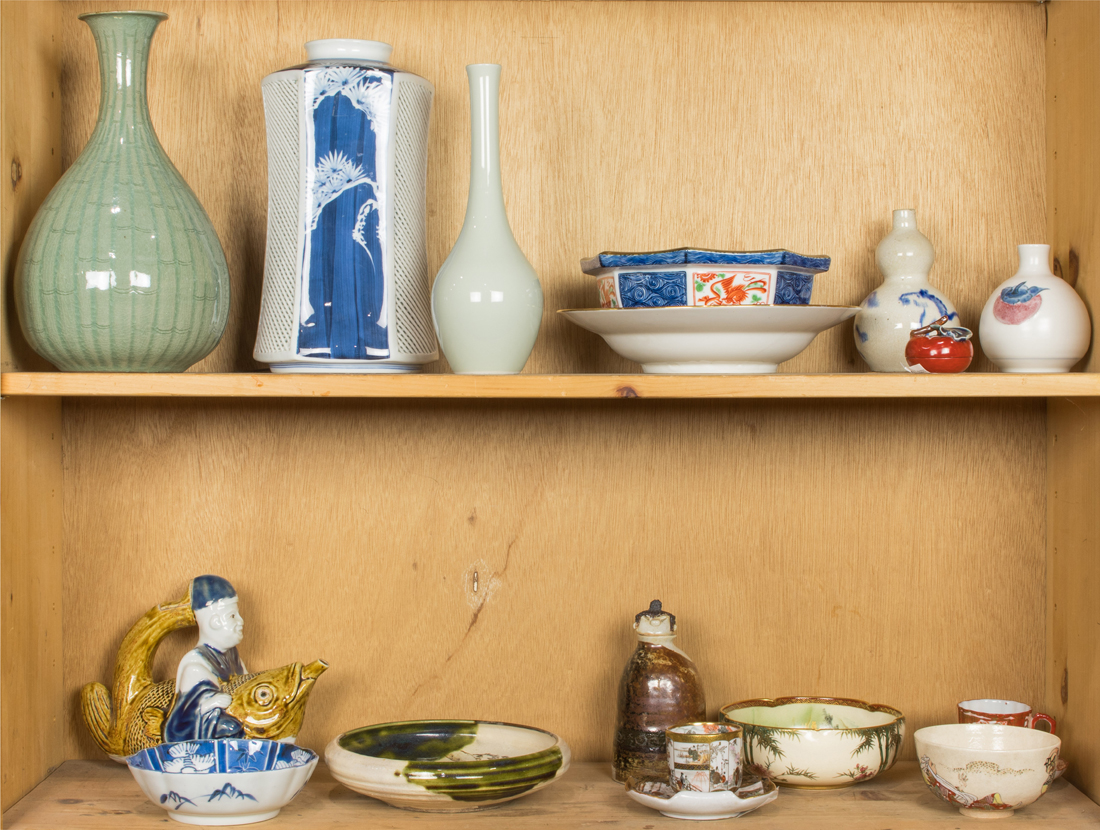 TWO SHELVES OF JAPANESE CERAMIC ARTICLES