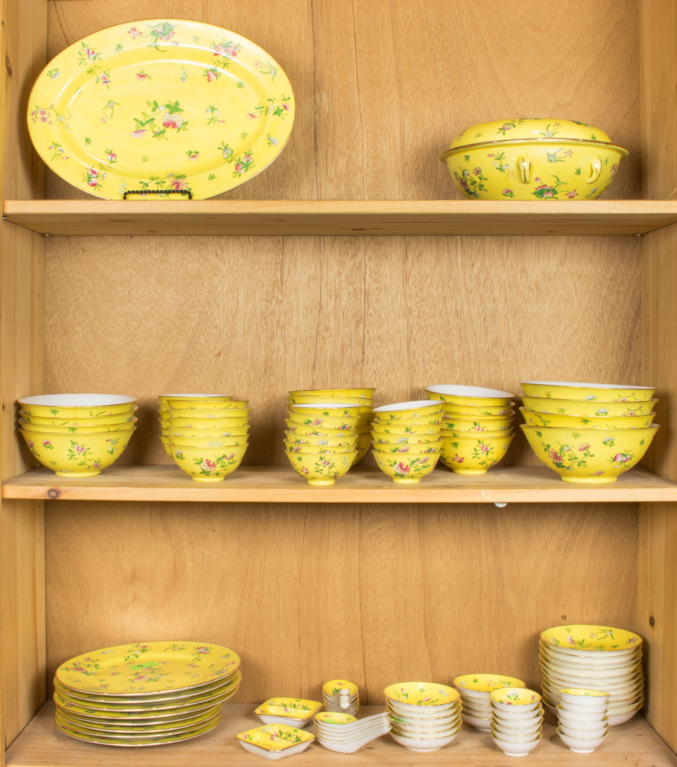 SET OF CHINESE FAMILLE ROSE YELLOW GROUND 3ce007