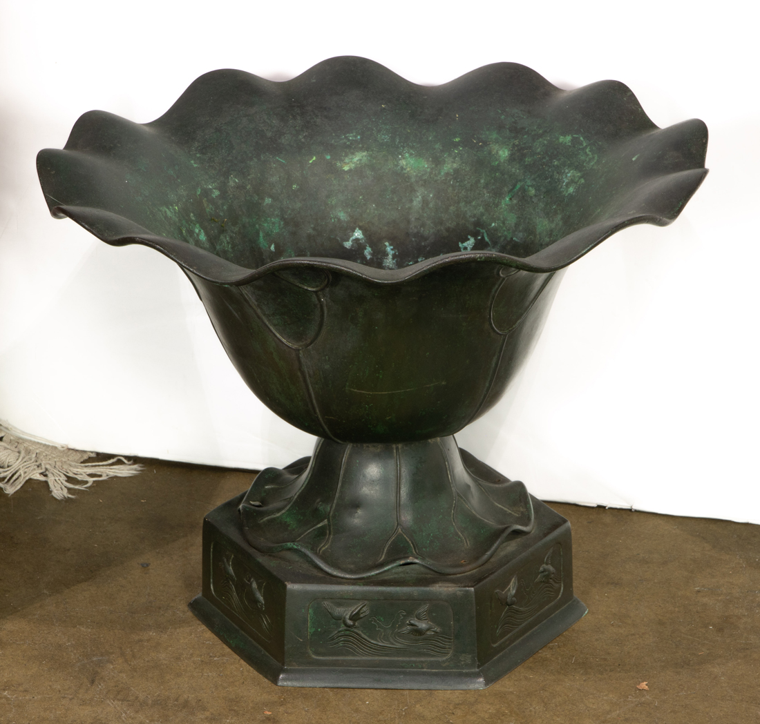 JAPANESE GREEN PAINTED LOTUS FORM 3ce01e