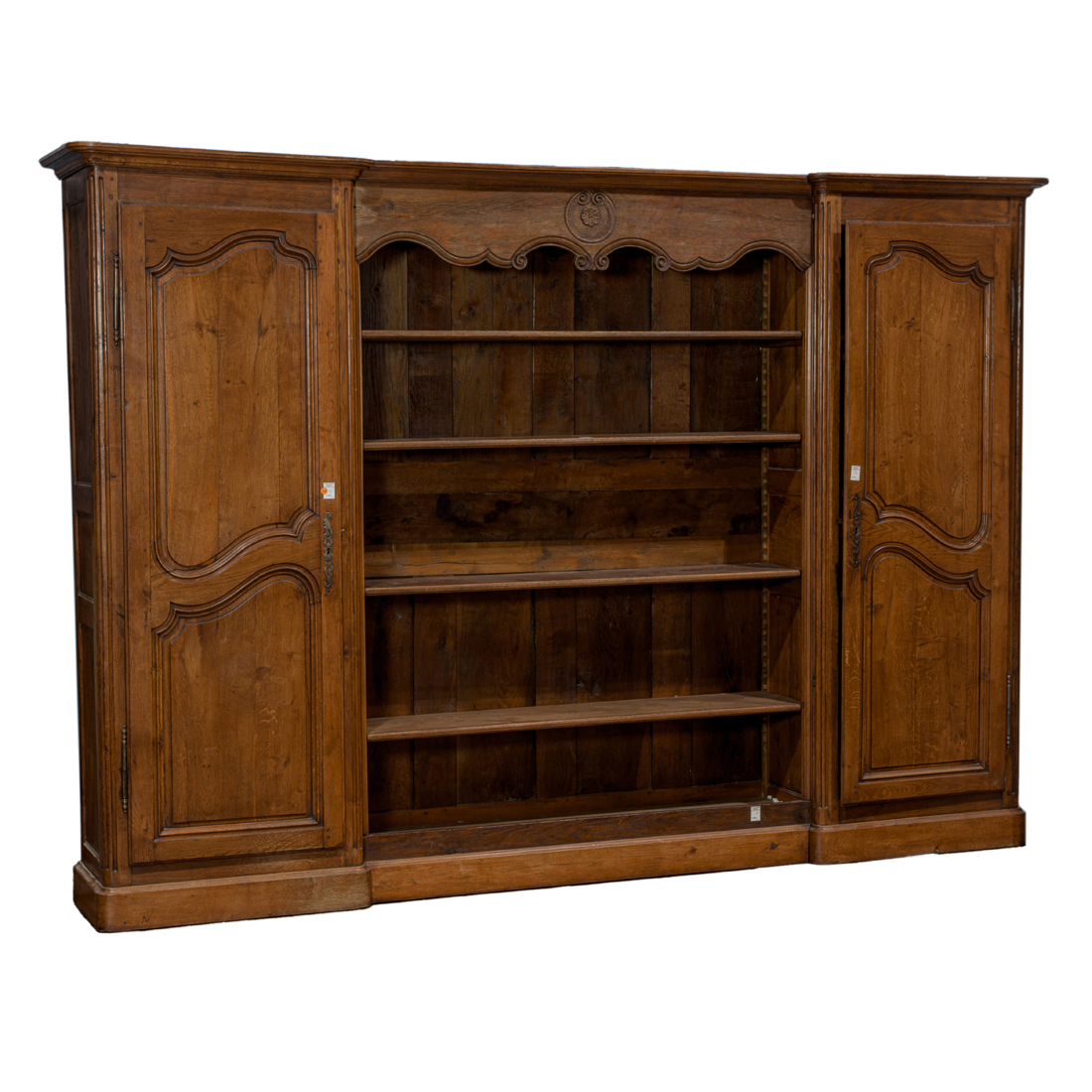 A LARGE FRENCH PROVINCIAL OAK CABINET 3ce083