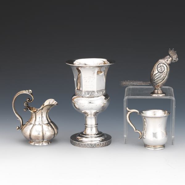 A GROUP OF SILVER TABLETOP ACCESSORIES 3cbb92