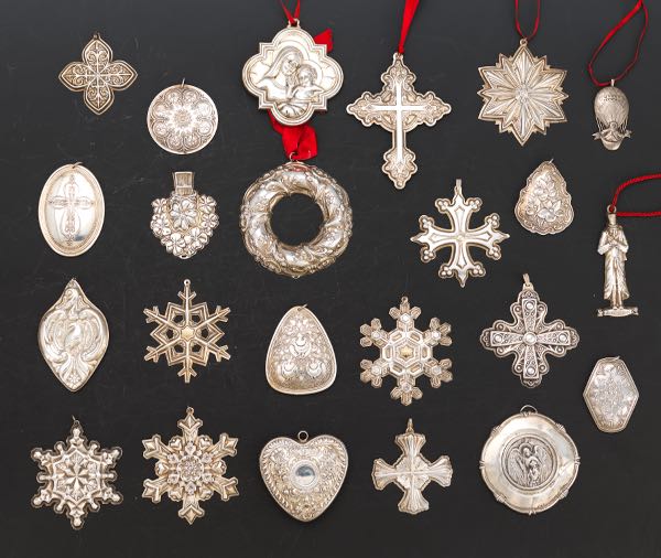 A FESTIVE COLLECTION OF 22 STERLING