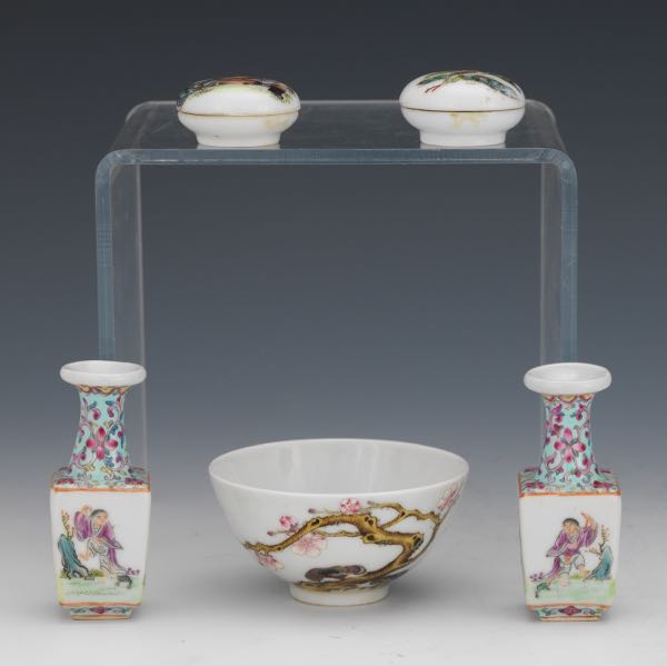 FIVE CHINESE PORCELAIN ITEMS  Including