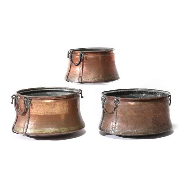 SET OF THREE HAMMERED COPPER CAULDRONS 3cc553